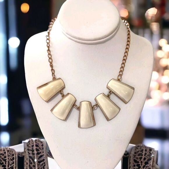 Y2K Chunky Enameled Necklace Statement Vanilla Bib Metal Collar Gold Tone 90s.  - Picture 15 of 16